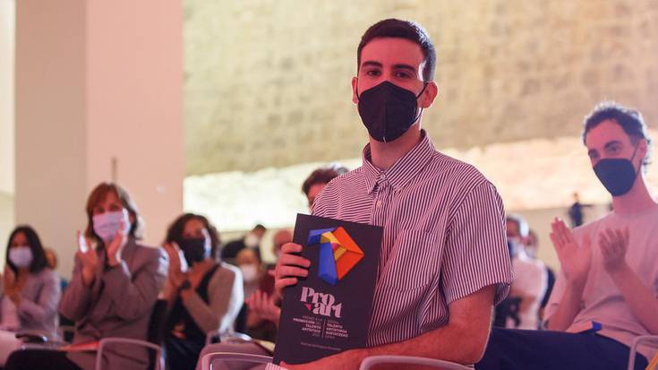 Martxel Rodriguez dantzari lesakarrari Talentu Artistikoa Sustatzeko Saria eman diote