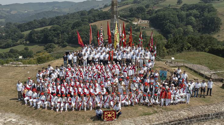 Ehunka lagun eta ezpata-dantzarik parte hartu zuten larunbatean Amaiurko batailaren 500. urteurreneko ekitaldi instituzionalean