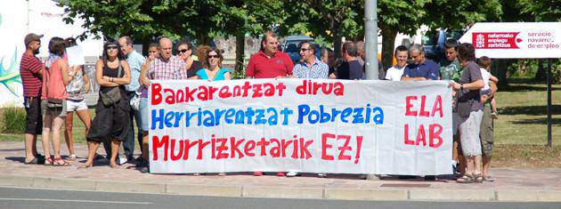 Murrizketen kontra elkarretaratu dira ELA eta LAB Doneztebeko Enplegu bulegoaren aitzinean
