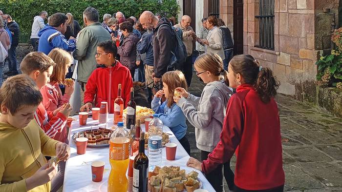 Pilarika ermitara urteroko bisita egin dute zigatarrek eta bisitariek