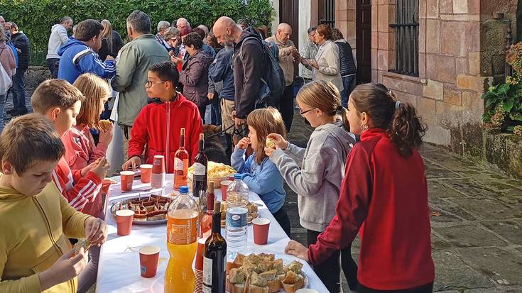 Pilarika ermitara urteroko bisita egin dute zigatarrek eta bisitariek