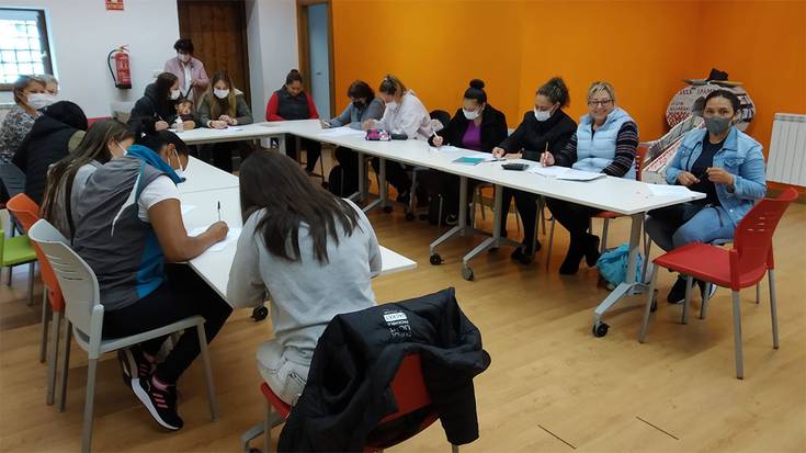 32 lagunek egin dituzte helduen eskolan izena emateko maila probak