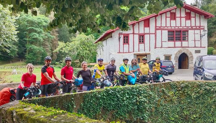 Eskualdean dabiltza Ttakun Birako kideak