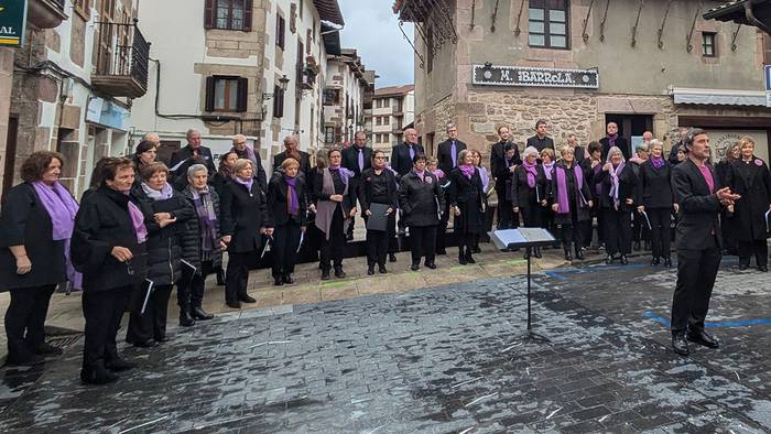 Mendi eta Amati abesbatzek kontzertua emanen dute larunbatean Donezteben