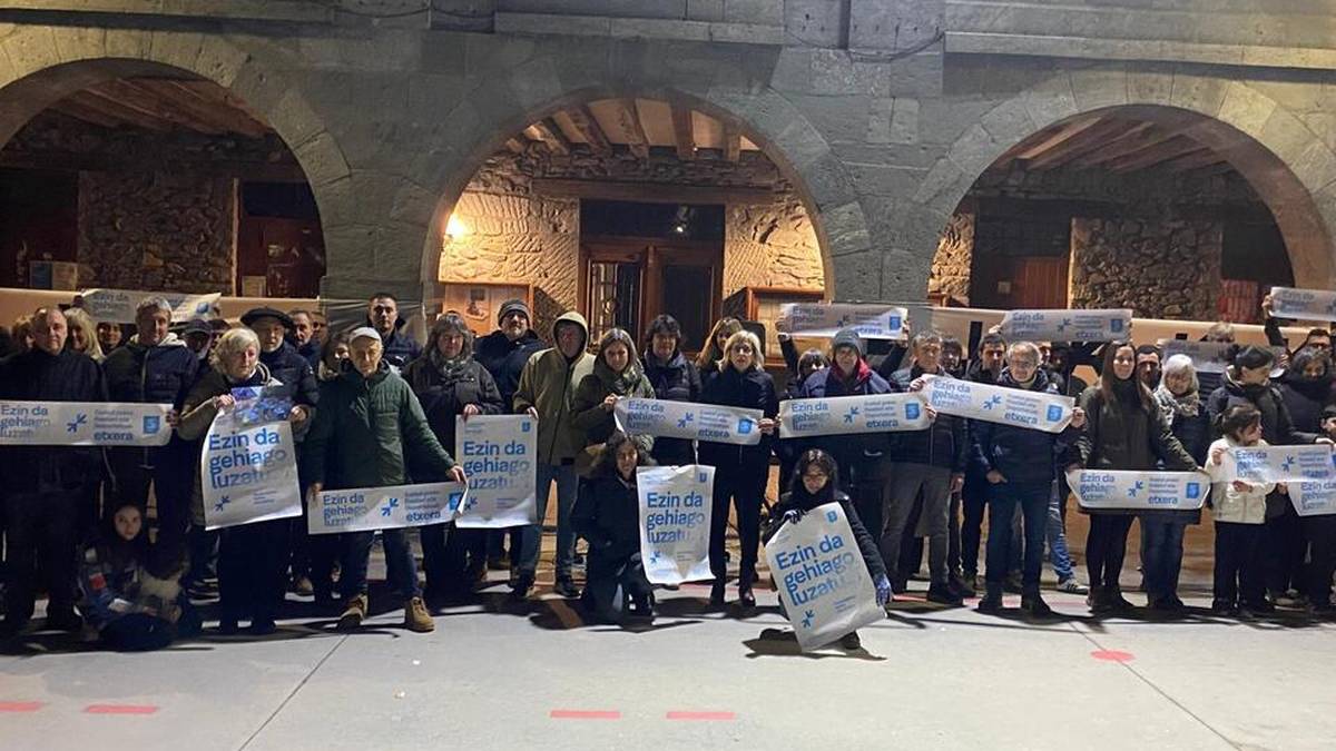 Euskal preso, iheslari eta deportatuei babesa adierazteko agerraldiak egin dituzte berriki Baztanen eta Leitzan