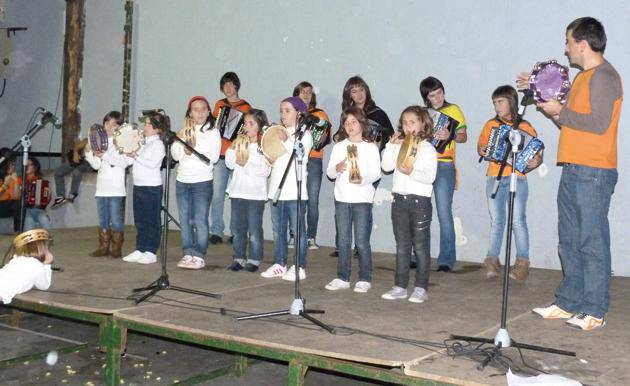 Herriko musikariak eta dantzariak Aurtizko bestetan 