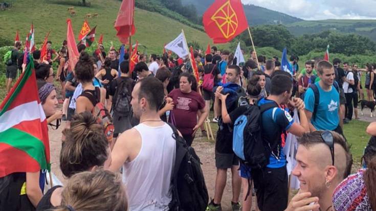 Larhunera Independentzia Martxa egin dute