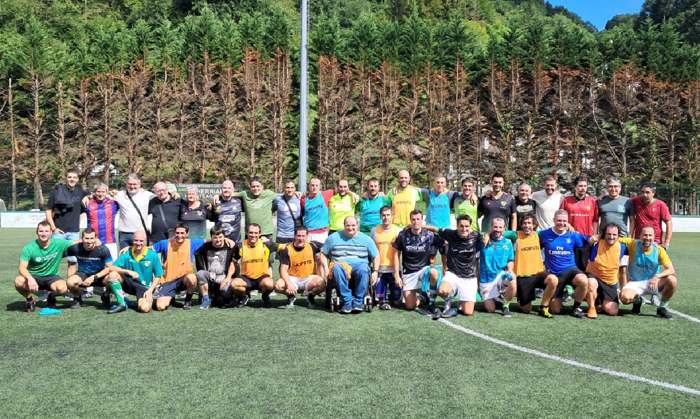 Mende hasierako Beti Gazteko futbolari gazteak berriz ere elkartu dira
