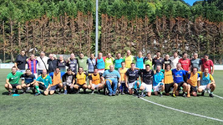 Mende hasierako Beti Gazteko futbolari gazteak berriz ere elkartu dira