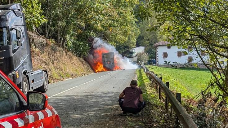 Kamioi batek su hartu zuen asteazken arratsaldean Sunbillan
