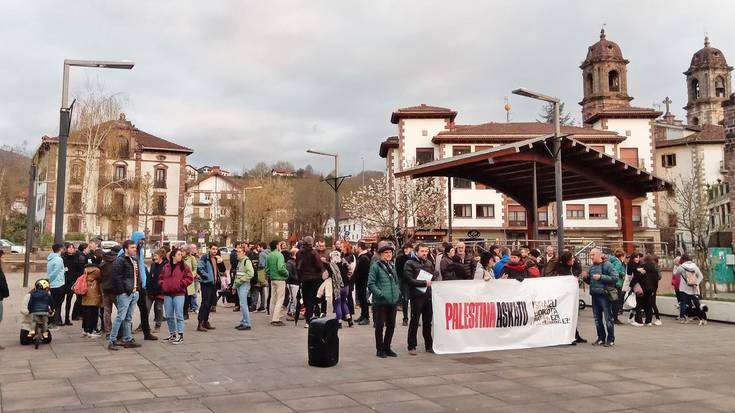 Palestinarren okupazioa salatzeko elkarretaratzea egin dute Elizondon