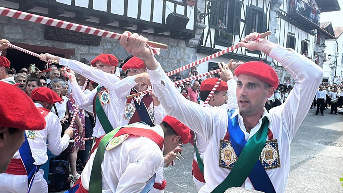 [ARGAZKIAK] Beroari gogor eginez, ezpata dantzariek ez dute hutsik egin