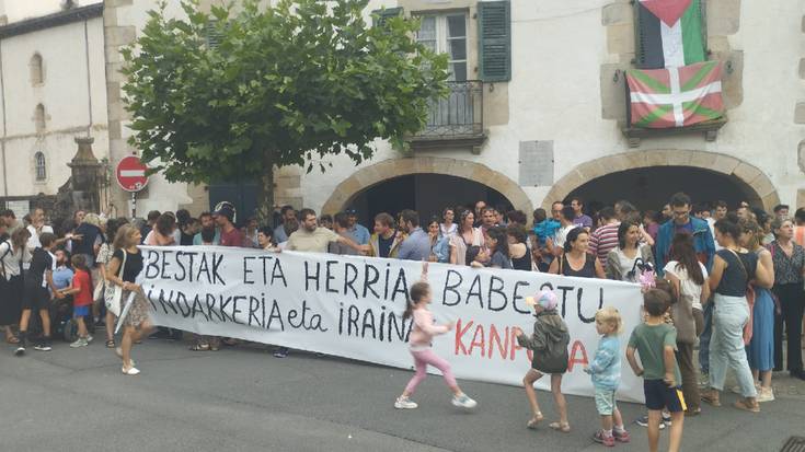 Giro txarra eta erasoak salatzeko elkarretaratzea egin dute Sarako plazan