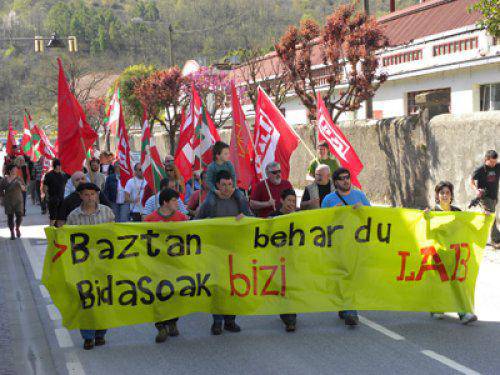 Baztan-Bidasoak bizi behar duela eskatu du LABek Beran egindako manifestazioan