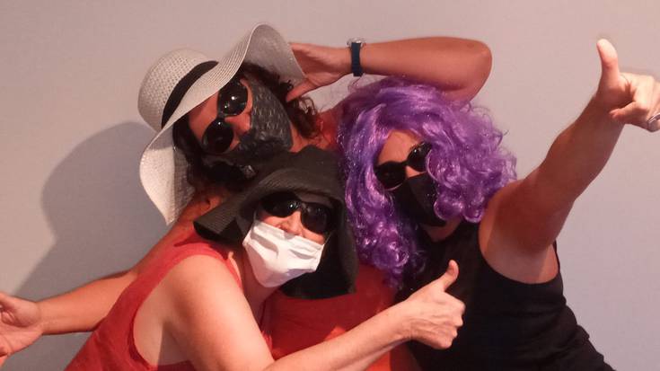 «Kafe bat hartuz, gustura aritzen gara berriak biltzen eta idazten»