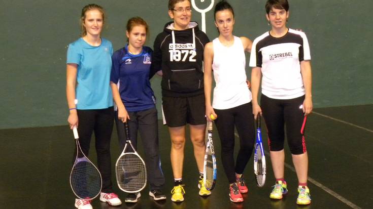Emakumezkoen binakako lehen frontenis txapelketa antolatu du Beti Gaztek