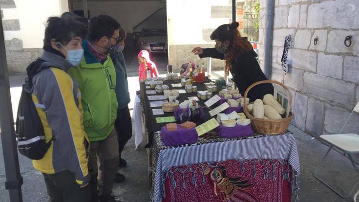 Eskualdeko artisauen produktuak ikusgai eta erosgai izan dira Lesakan