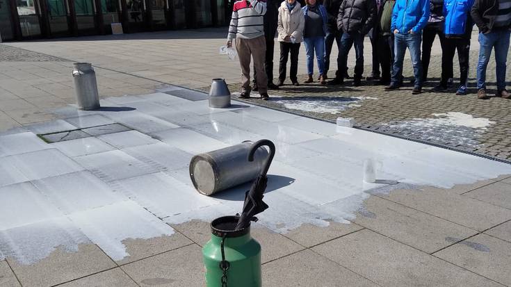 Bere lanetik bizi nahi dutela aldarrikatu dute behi-esnea ekoizten duten abeltzainek