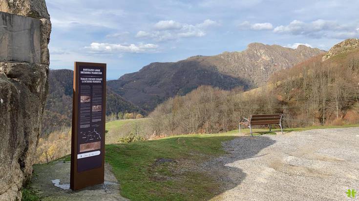 Agiñako errepidea egiten bortxazko lanean aritutako gatibuak gogoratuz, oroitarriak paratu ditu Lesakako Udalak