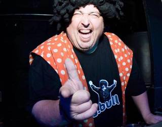 Gaur arratsean  Donamarian ariko den DJ Bullekin egon gara