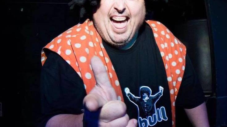 Gaur arratsean  Donamarian ariko den DJ Bullekin egon gara.
