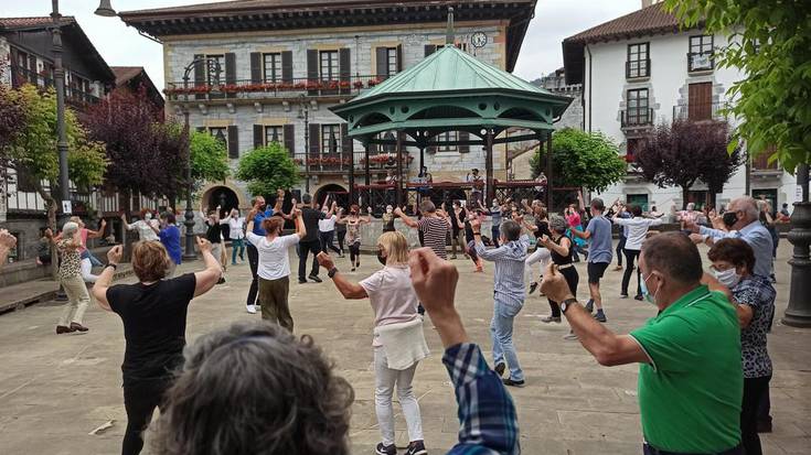 Lesakan egin duten Bortzirietako muxikoen topaketa iruditan