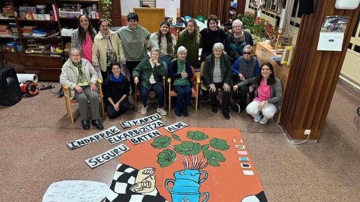 Emakumezkoen belaunaldi arteko topaketa «aberasgarria» egin dute Elizondoko adinekoen egoitzan