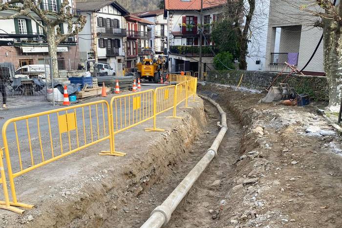 Ortzegun goizean Berako Altzateko karrikan egiten ari diren lanak direla eta, «kontuz ibiltzeko» eskatu dute