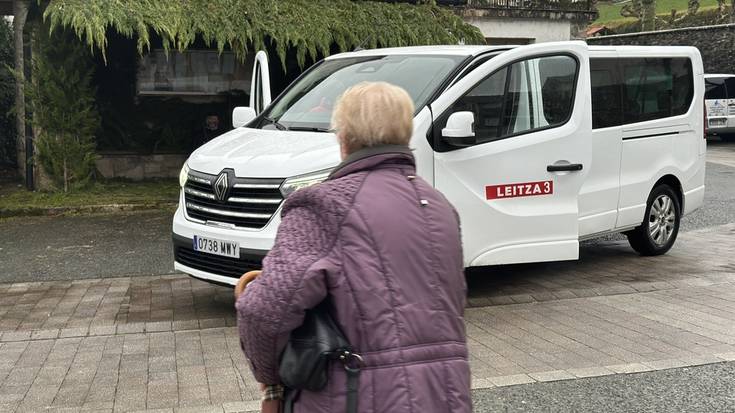 Aresoko udal taxi zerbitzuak gaur egin du lehenbiziko bidaia