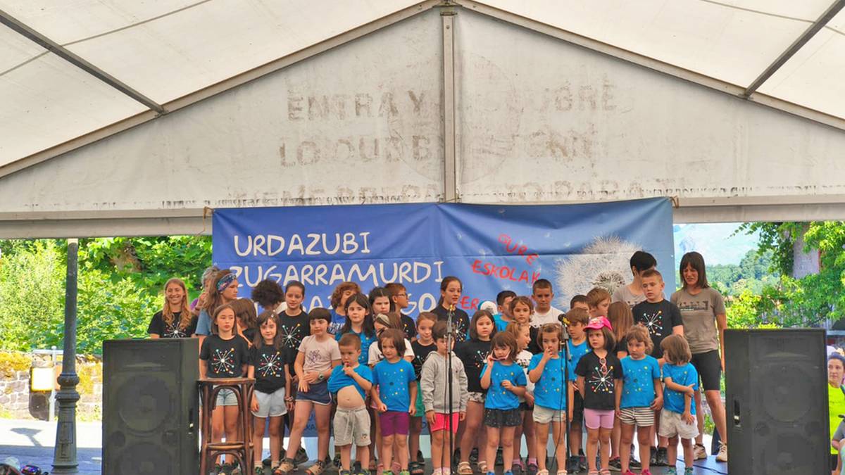 [ARGAZKIAK] Giro ezin hobea Urdazubi, Zugarramurdi eta Baztango Herri Eskoletako bestan Erratzun