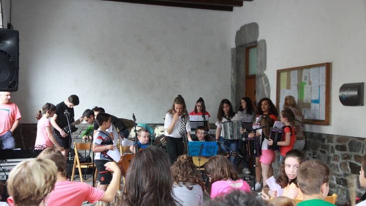 Aralar Musika Eskolaren ikasturte bukerako kontzertua eskaini dute Goizuetan