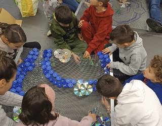 Material birziklatuekin auzolanean egindako argiak paratu dituzte Lesakako Albistur karrikan