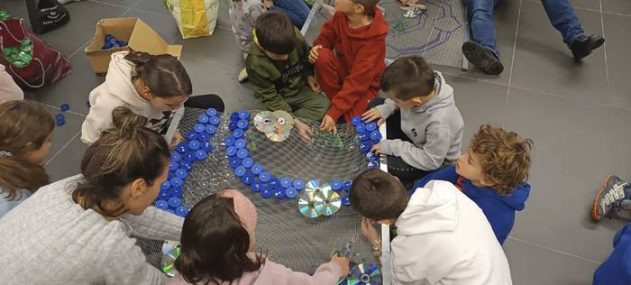 Material birziklatuekin auzolanean egindako argiak paratu dituzte Lesakako Albistur karrikan