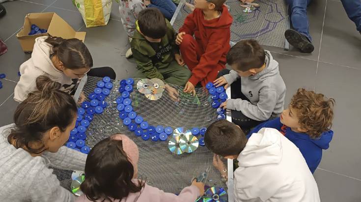Material birziklatuekin auzolanean egindako argiak paratu dituzte Lesakako Albistur karrikan