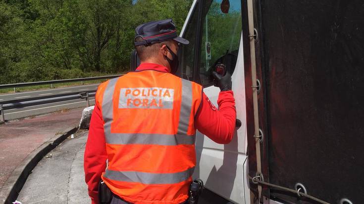 Kamioi gidari bat gelditu dute foruzainek Donezteben entzungailuak soinean eta porru bat erretzen ari zela