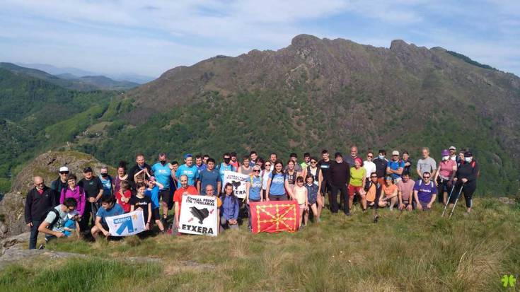 Eskualdeko dozenaka eta dozenaka herritarrek mendi tontorretara eraman dute euskal presoak etxeratzeko aldarria