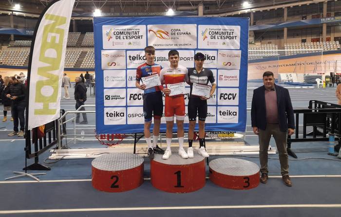 Ander Larraburu txirrindulari sunbildarra garaile Valentziako pistan