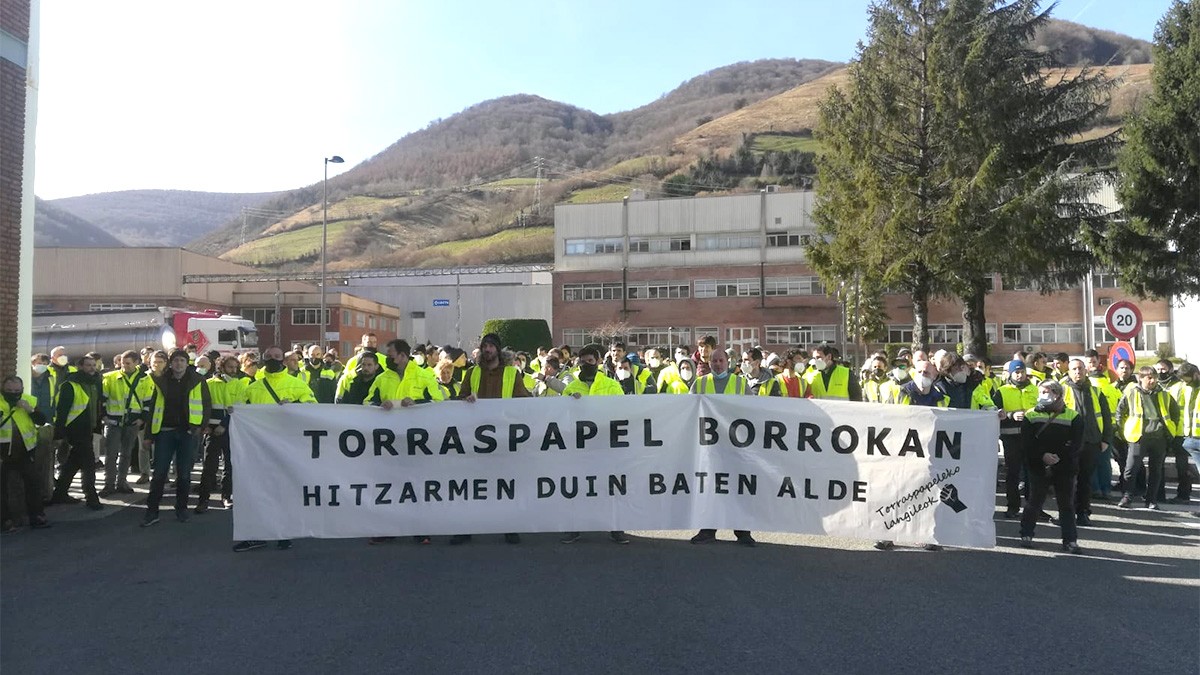 Greban jarraitzen dute Torraspapel lantegian eta «negoziazioekin gutxi aurreratu» dute