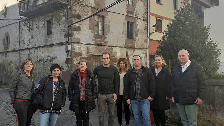 Nafarroako Parlamentuko ordezkariek Goizuetako ospitale zaharra bisitatu dute