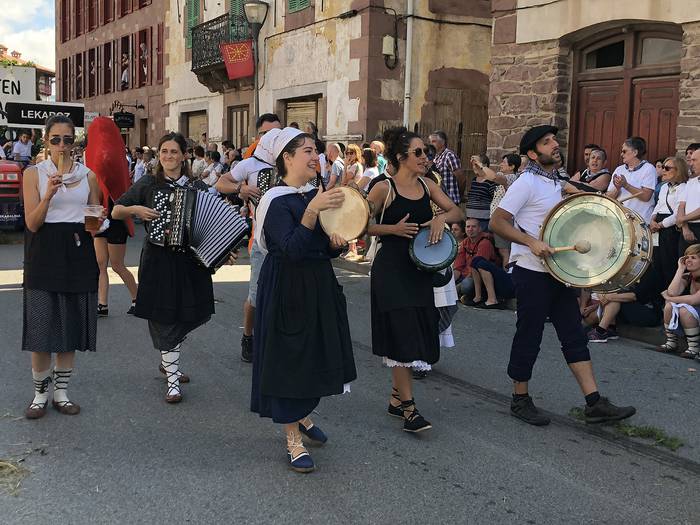 Baztandarren Biltzarraren esentzia sentitzeko, igande goizean 15 herrietan karrika animazioak eginen dituzte