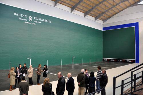 Liburutegia eta frontoi berritua inauguratu dituzte Baztanen