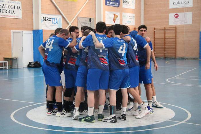 Lauko finala Doneztebera ekartzetik garaipen bakarrera dago Errekako gizonezkoen eskubaloi taldea