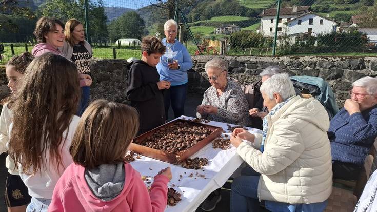 [ARGAZKIAK] Landa eremuko emakumeen eguna ospatzeko gaztaina jate berezia egin dute Areson