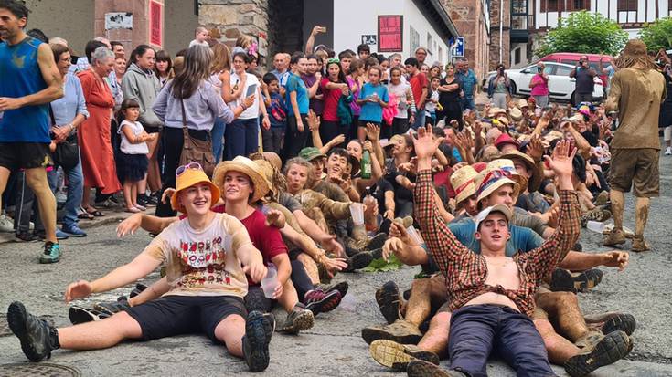 Etxalarko bestetako otorduetako txartelak salgai daude