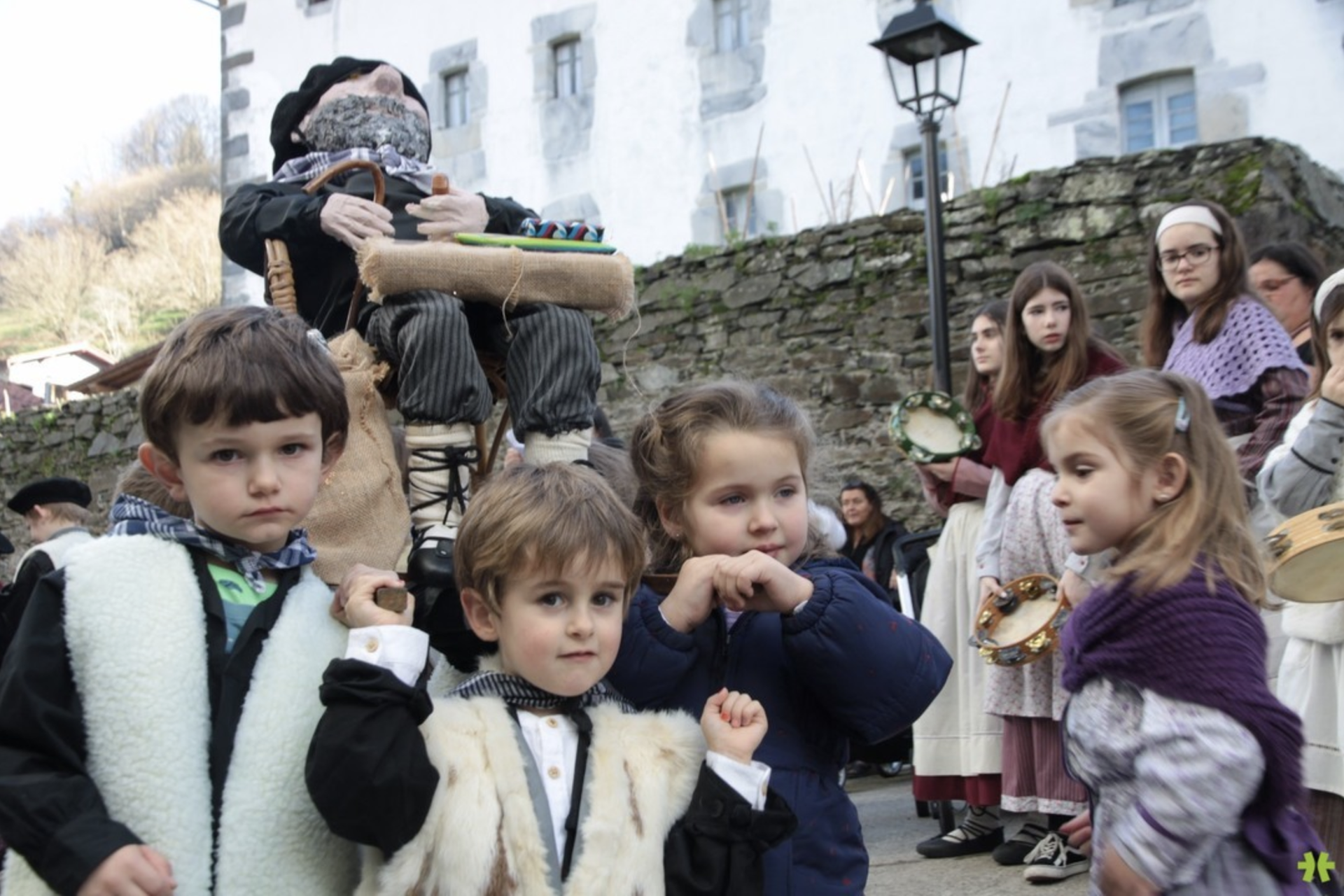 Goizuetan ere Olentzero eta Mari Domingiren esperoan daude