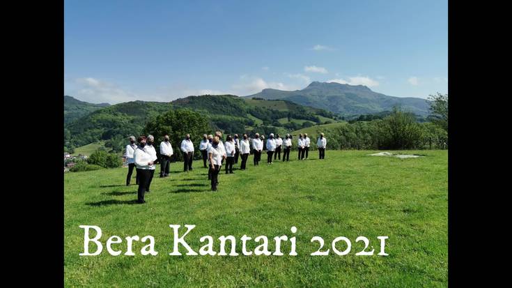 Berako Musika Eskolako Helduen abesbatzak 'Euskal Herriko mendiak' abestu du Mitxinbordan