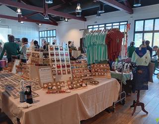 San Josepe eskolako burasoek antolatutako eguberriko merkatua egin dute Saran