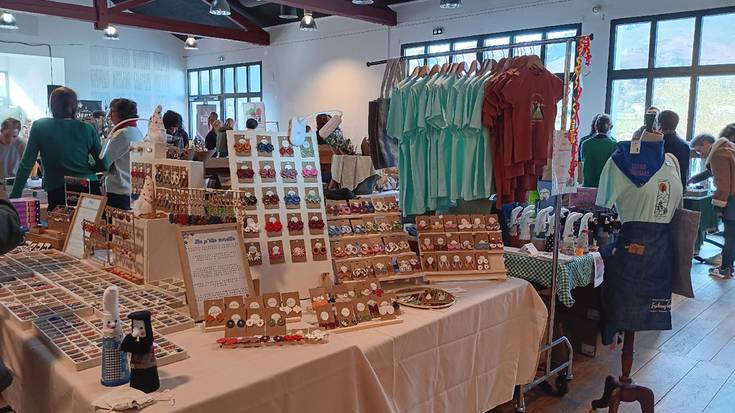 San Josepe eskolako burasoek antolatutako eguberriko merkatua egin dute Saran