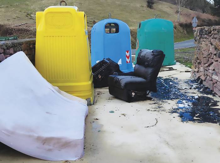 Beintza-Labaiengo Gurutzakungo zabor bilketa puntuan behar ez diren zaborrak uzten dituzte