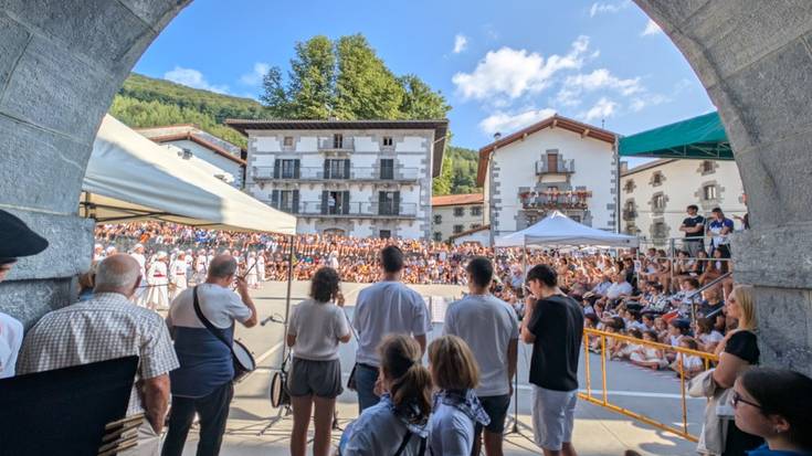 [ARGAZKIAK] Leitzarrek piztu dute pestarako lehenbiziko txispa